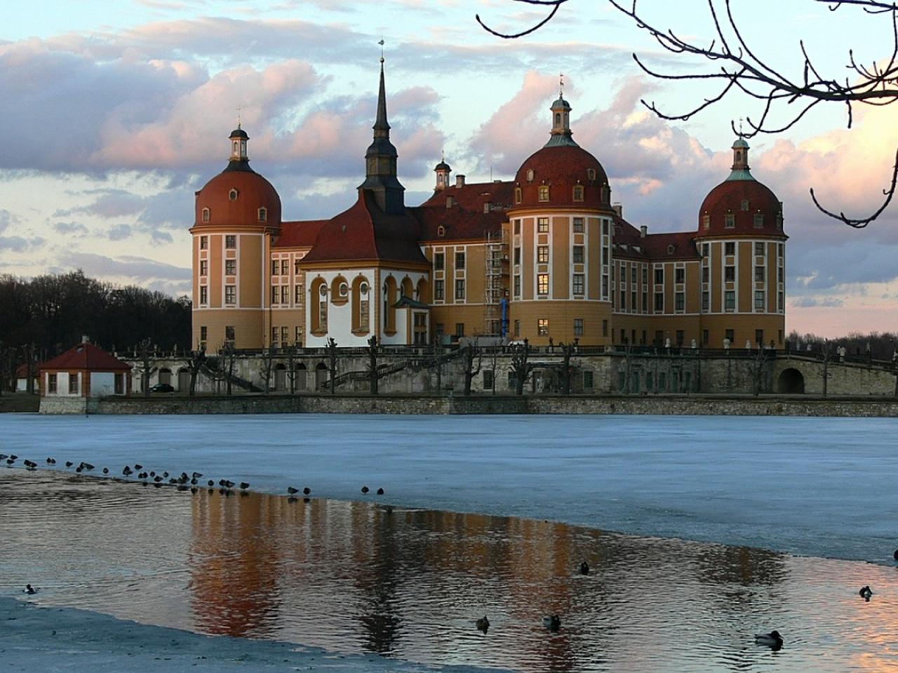 обои Замок у реки фото