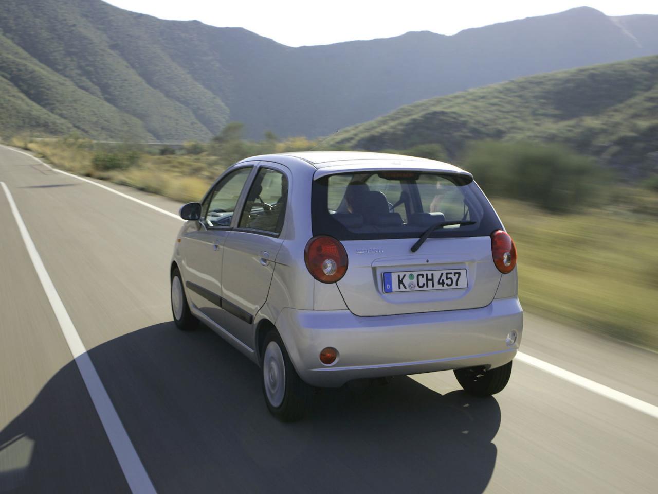 обои Chevrolet Spark на трассе фото