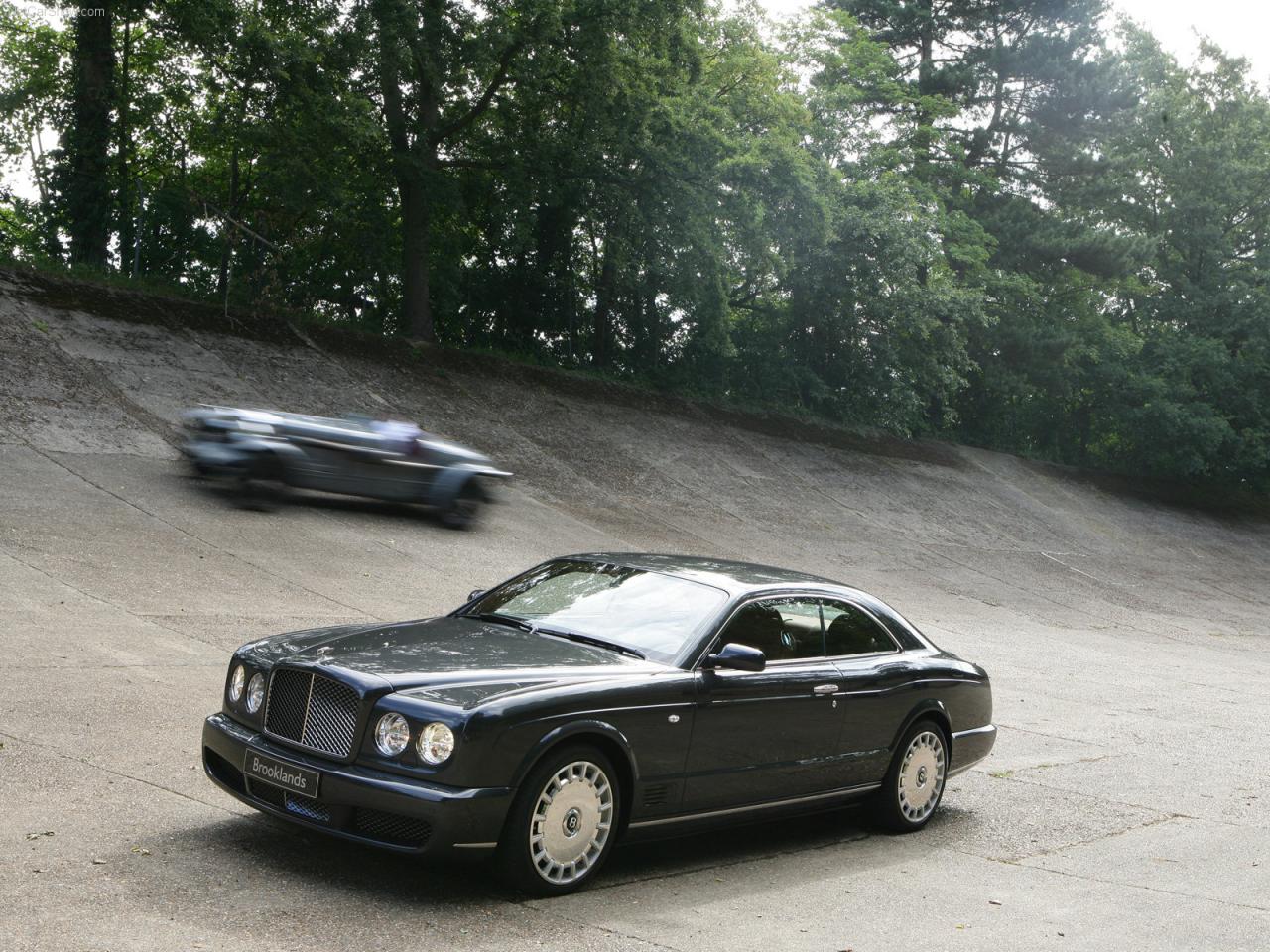 обои Bentley brooklands на трассе с потомком фото