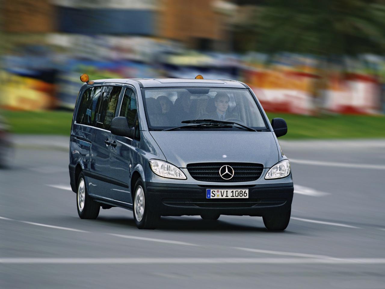 обои Mercedes-Benz Transporter едет по городу фото