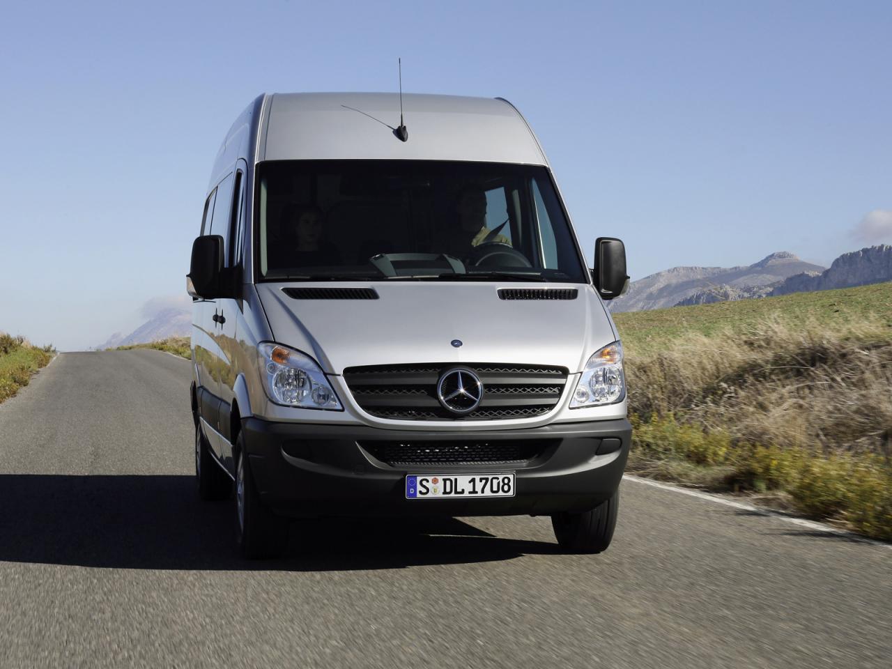 обои Mercedes-Benz Sprinter на дороге фото