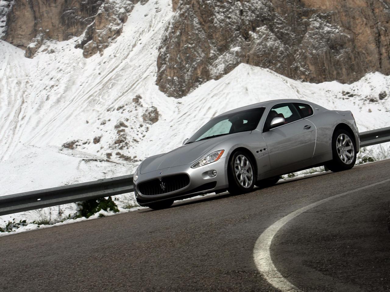 обои Maserati granturismo coupe на дороге фото