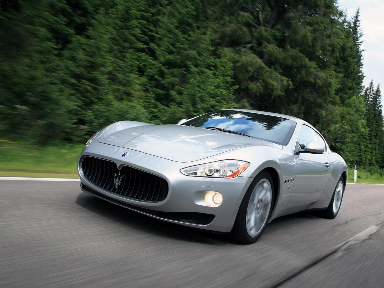 обои Maserati granturismo coupe скорость на дороге фото