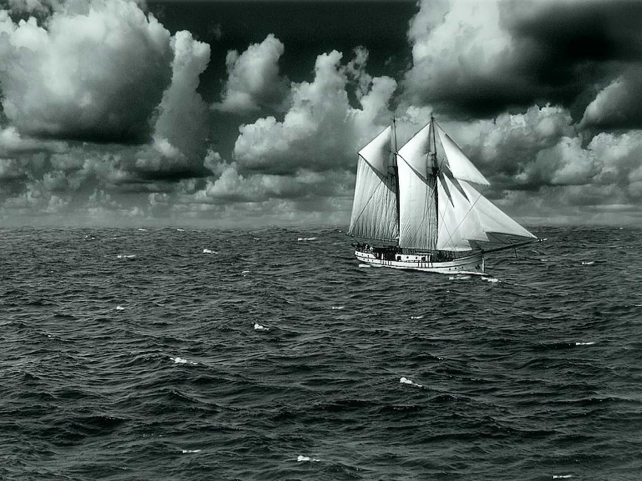 обои Белый кораблик и нахмуренное небо фото