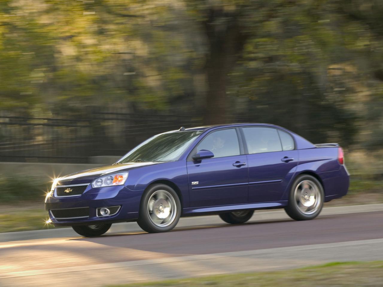 обои Chevrolet Malibu в движении фото