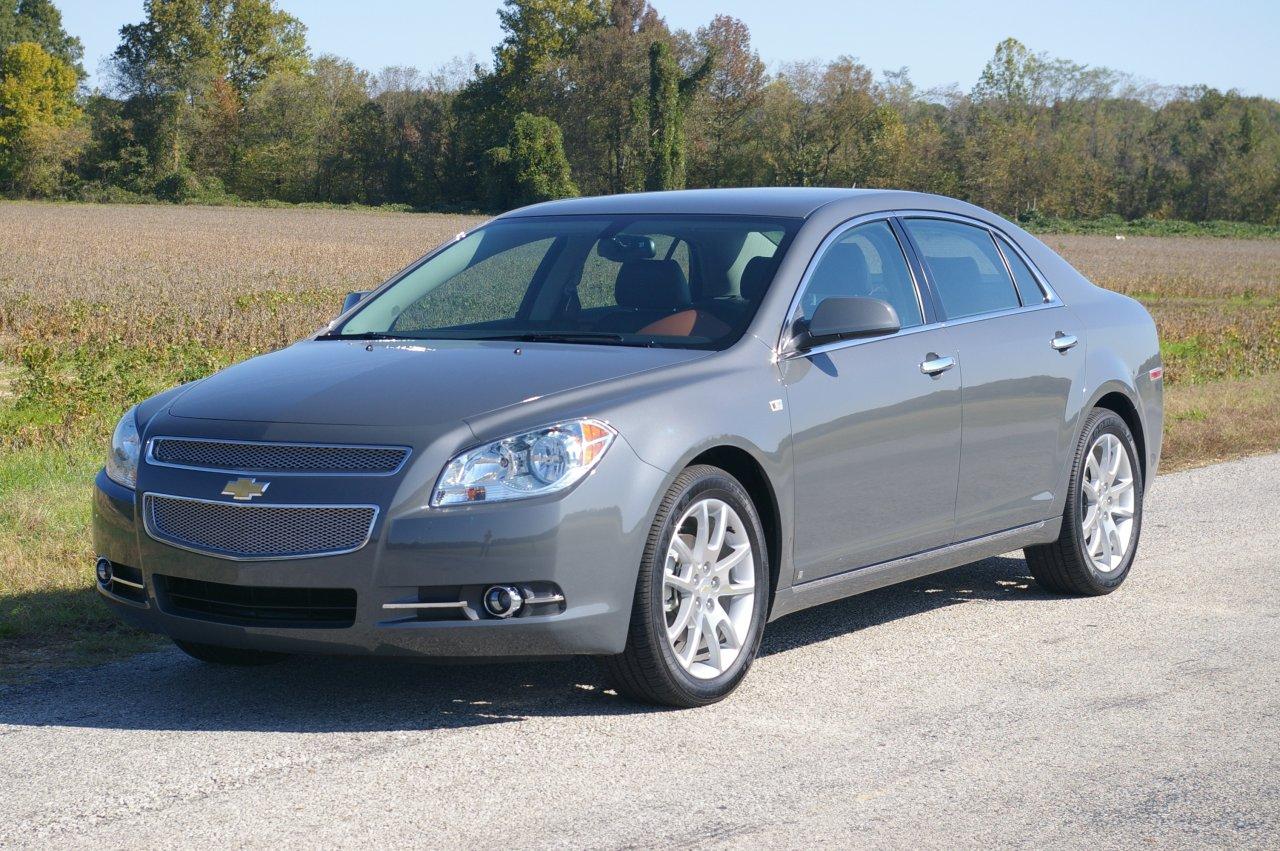 обои Chevrolet Malibu в поле фото