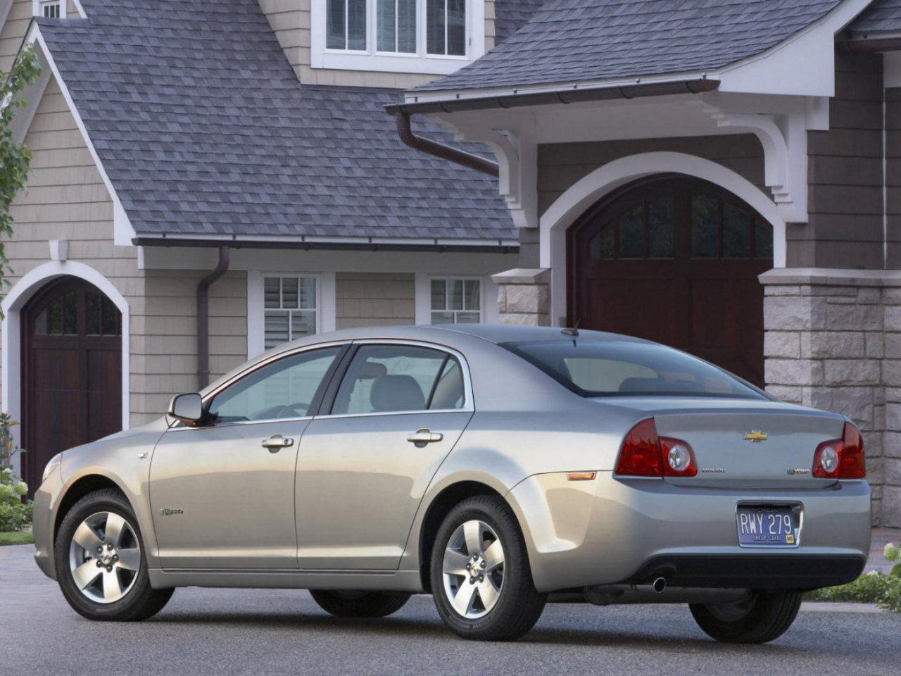 обои Chevrolet Malibu возле дома фото