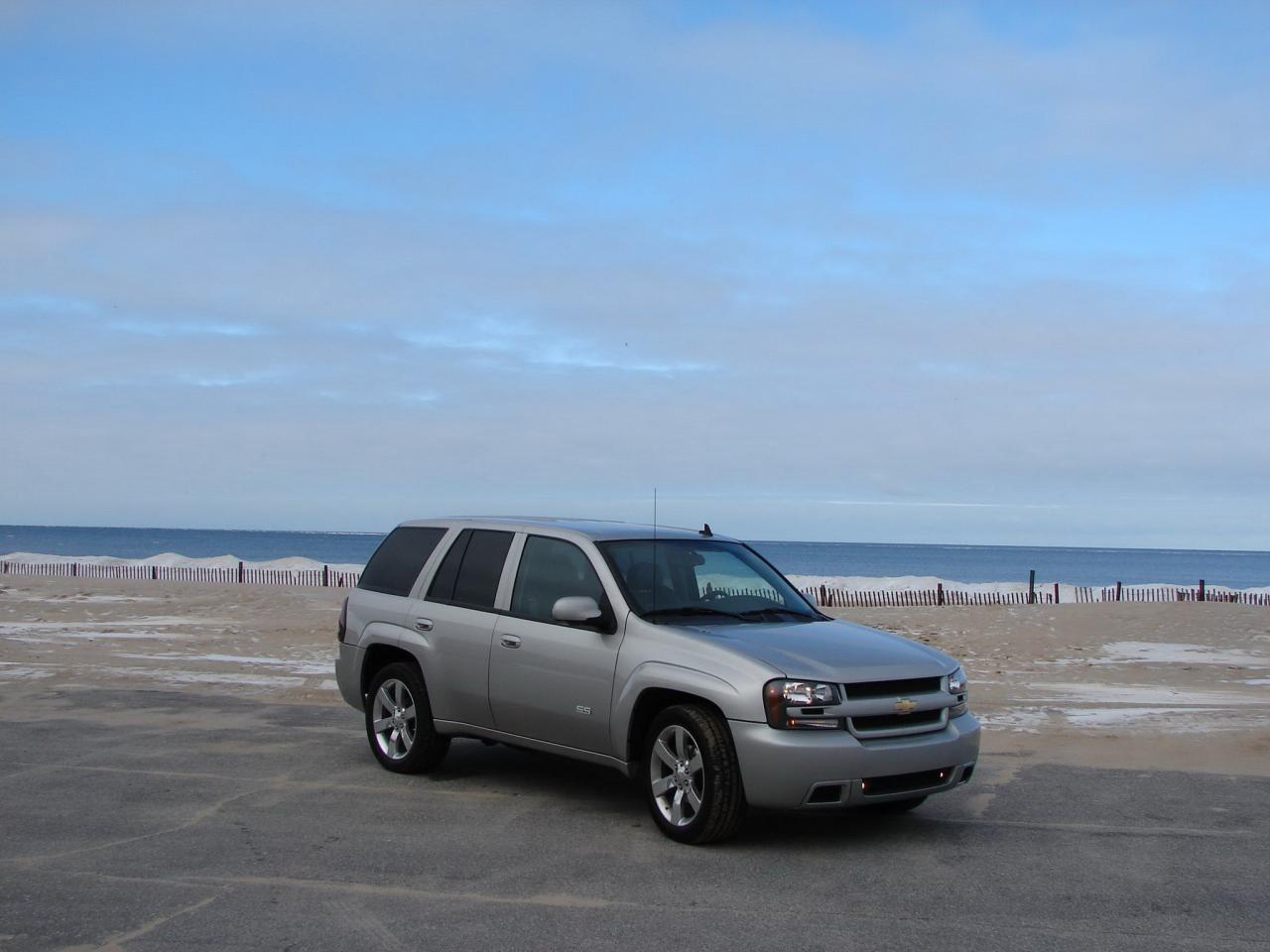 обои Chevrolet Trailblazer у океана фото