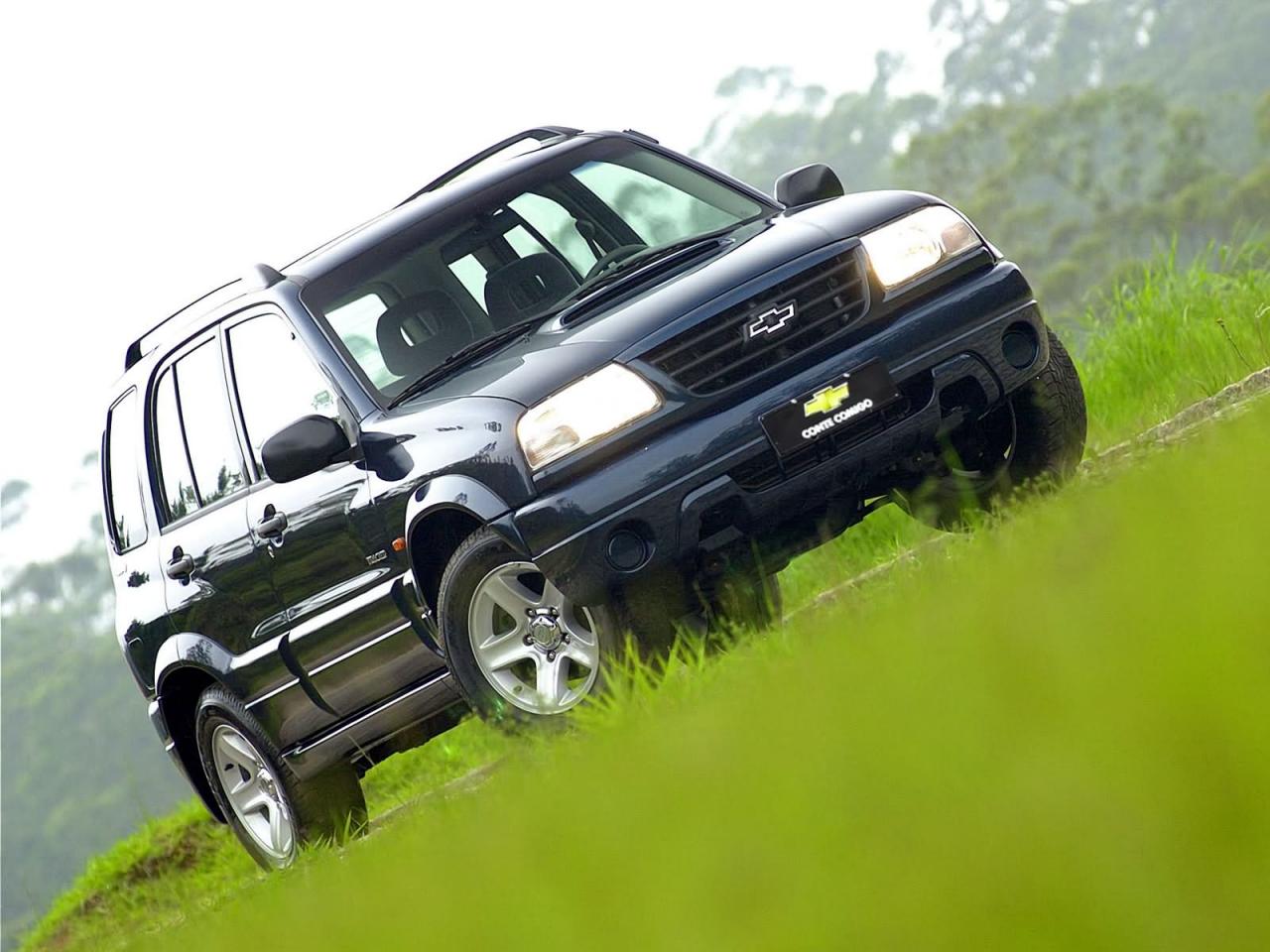 обои Chevrolet Tracker на лугу фото