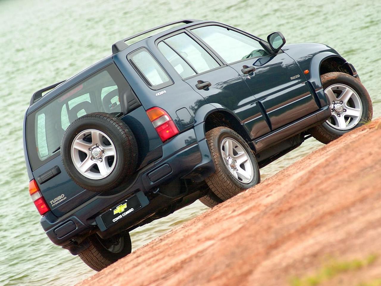 обои Chevrolet Tracker на фоне моря фото