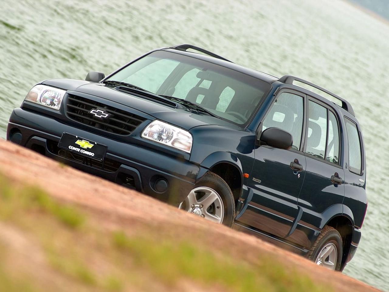 обои Chevrolet Tracker у озера фото