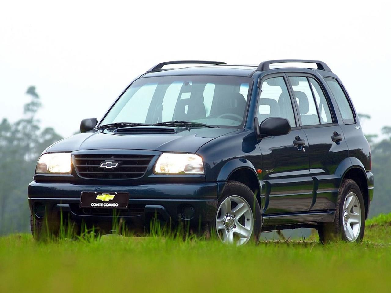 обои Chevrolet Tracker на травке фото