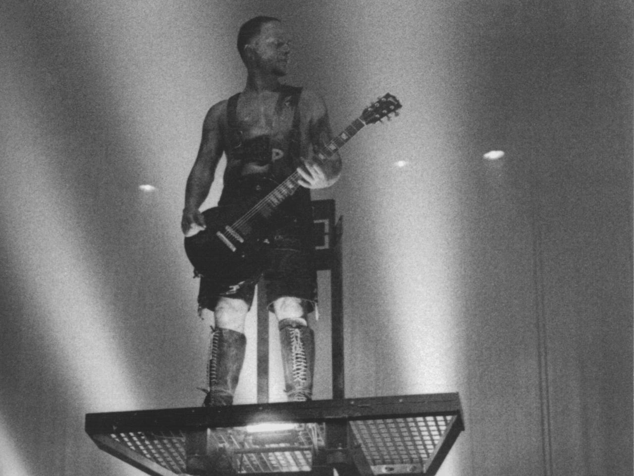 обои Rammstein PAUL LANDERS PERFOMING фото