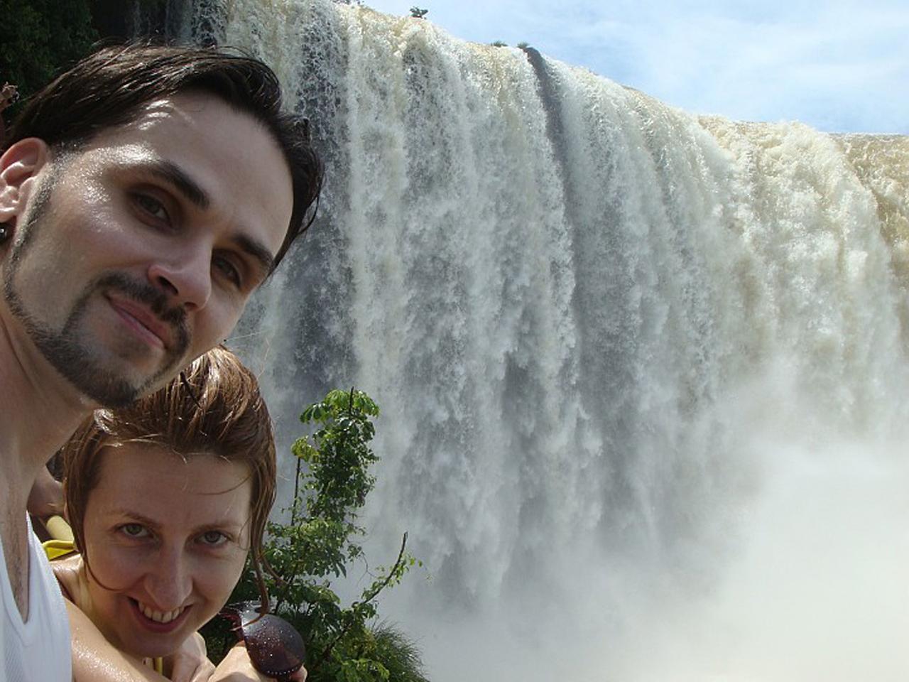 обои Влюбленная пара и водопад фото