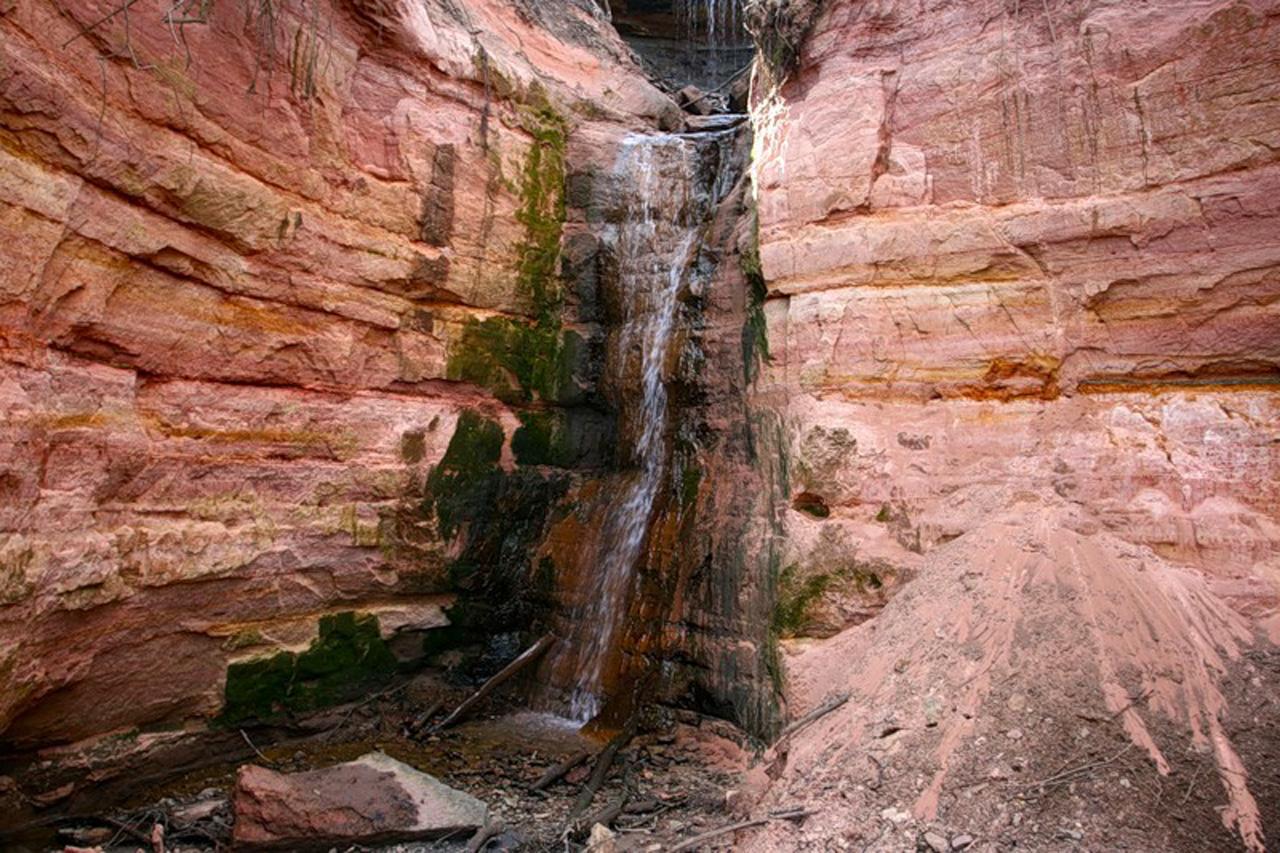 обои Водопад среди красных камней фото