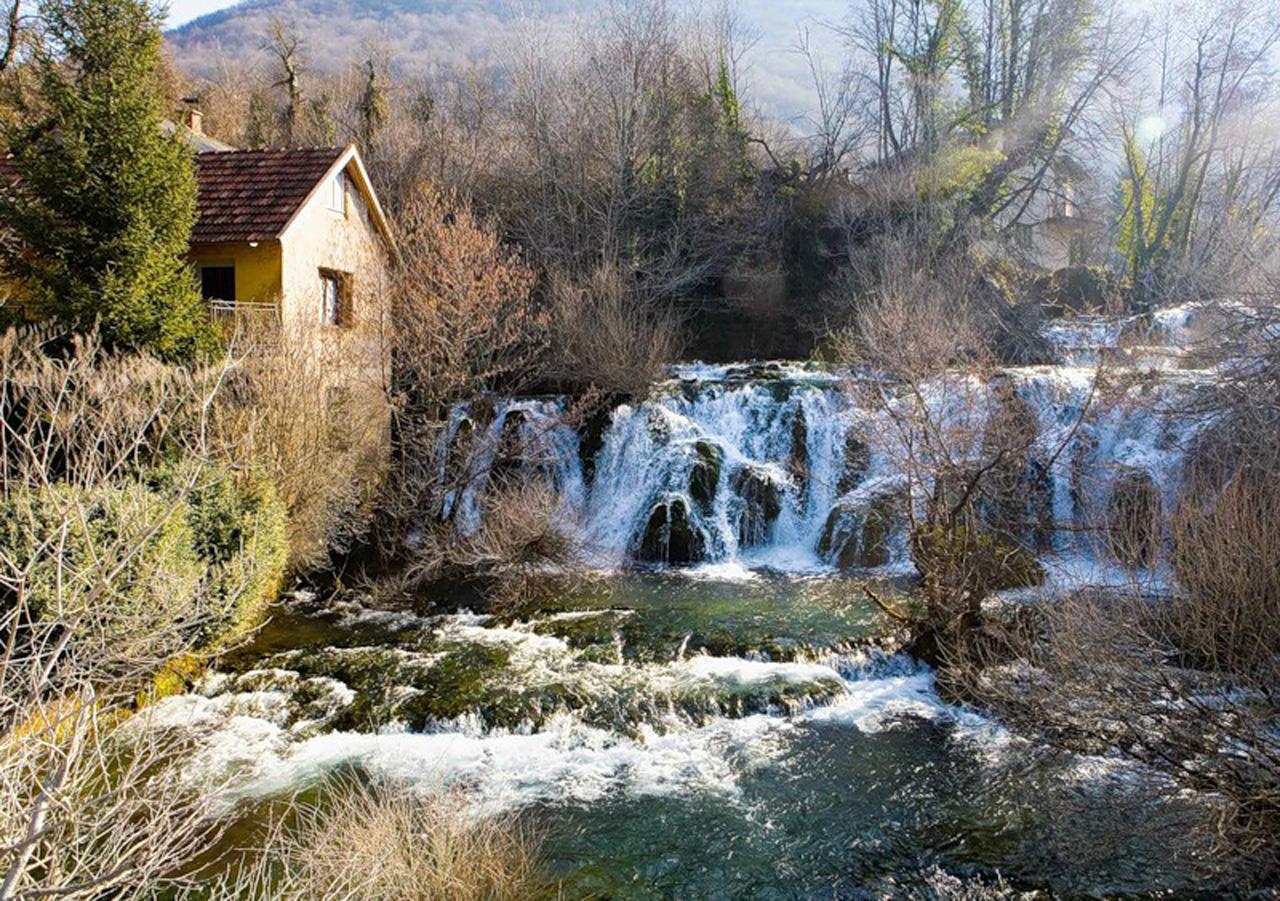 обои Домик и водопад фото