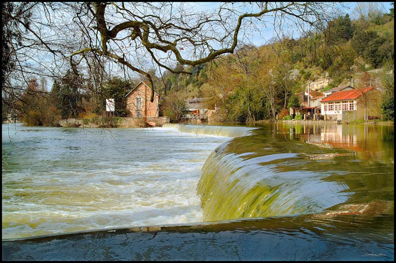 обои Водопад и дома фото