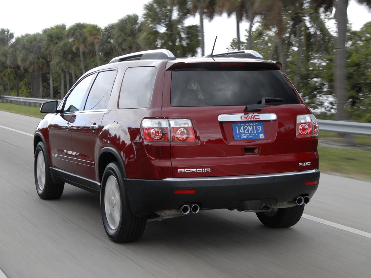 обои GMC Acadia в движении вид сзади фото