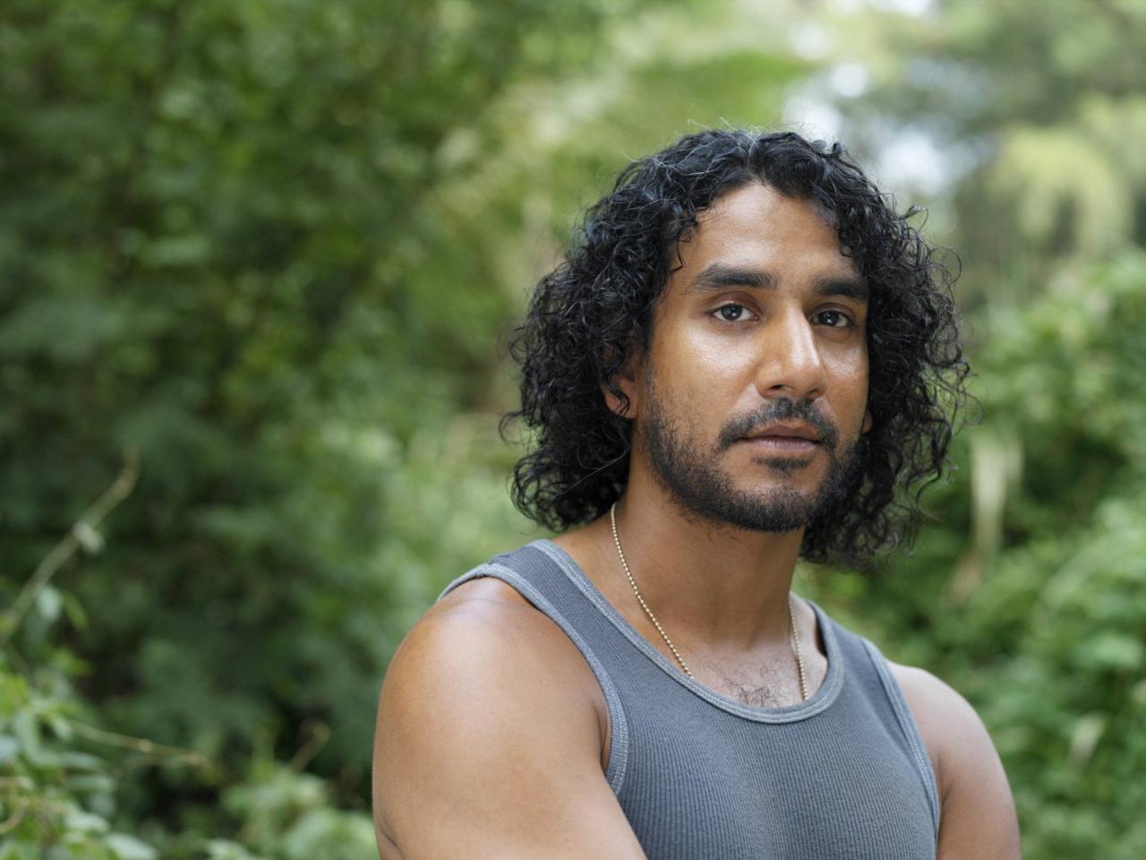 обои LOST Sayid в лесу фото