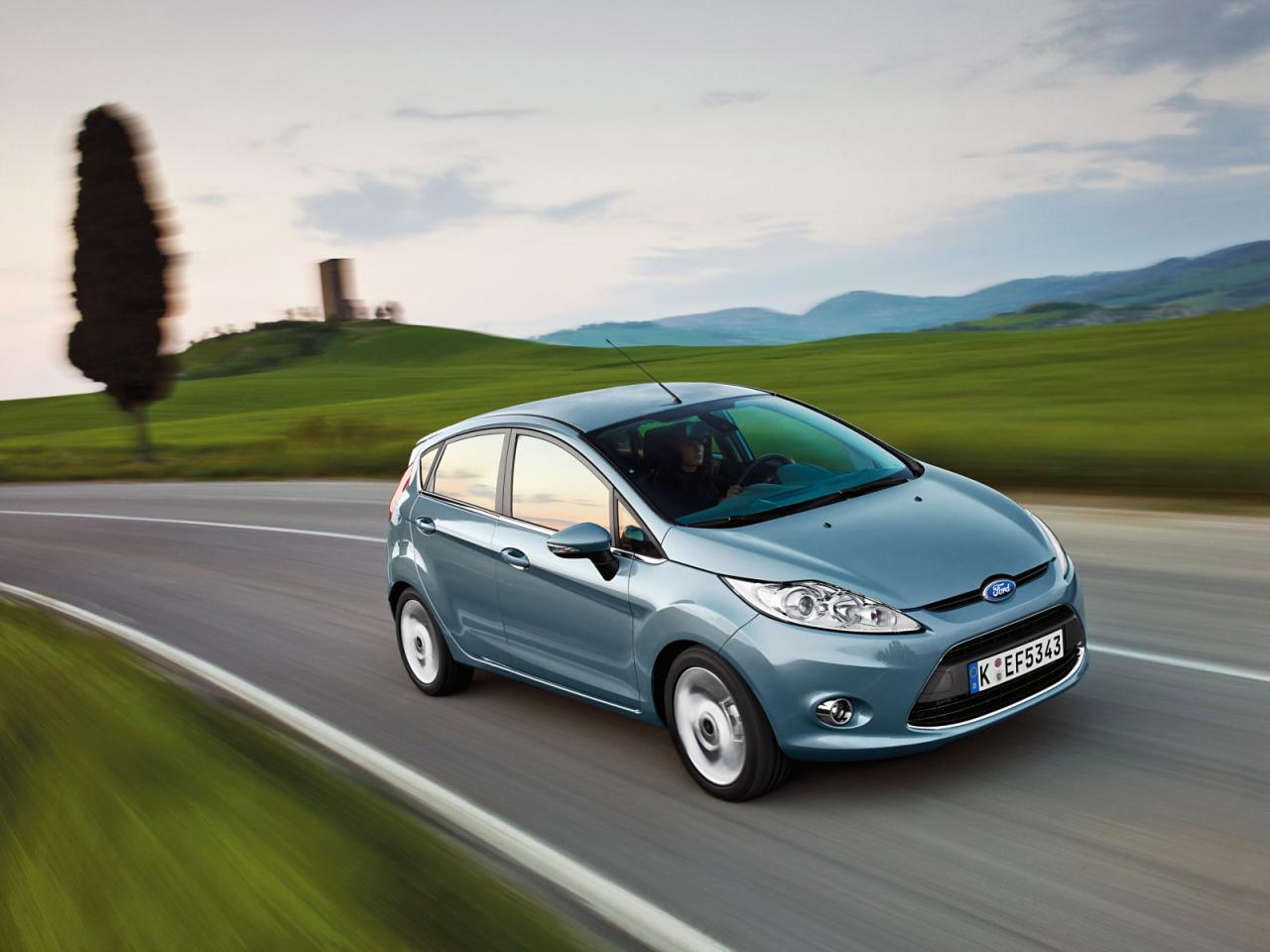 обои Ford New Fiesta на высокой скорости фото