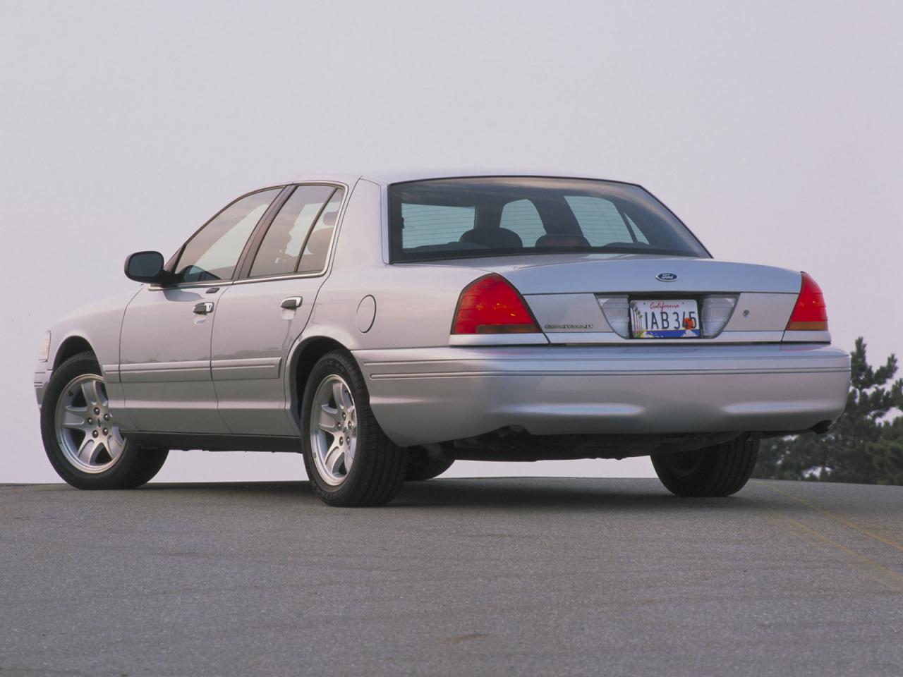 обои Ford Crown Victoria LX сзади фото