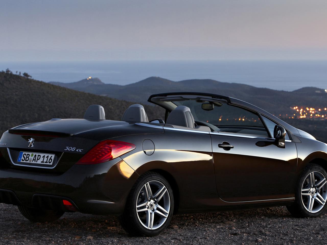 обои Машина у холма фото