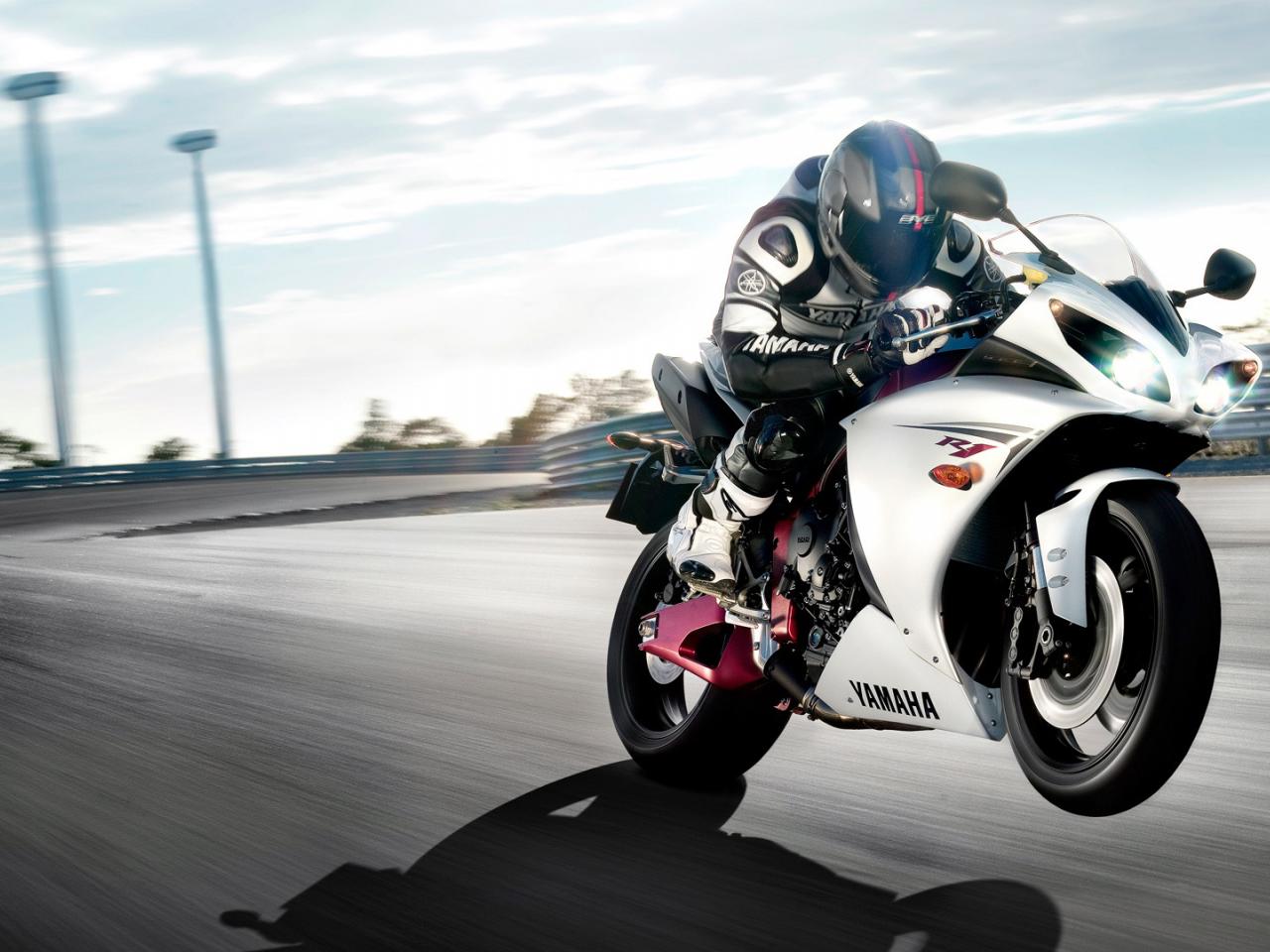 обои Yamaha R1 (wide scr) фото