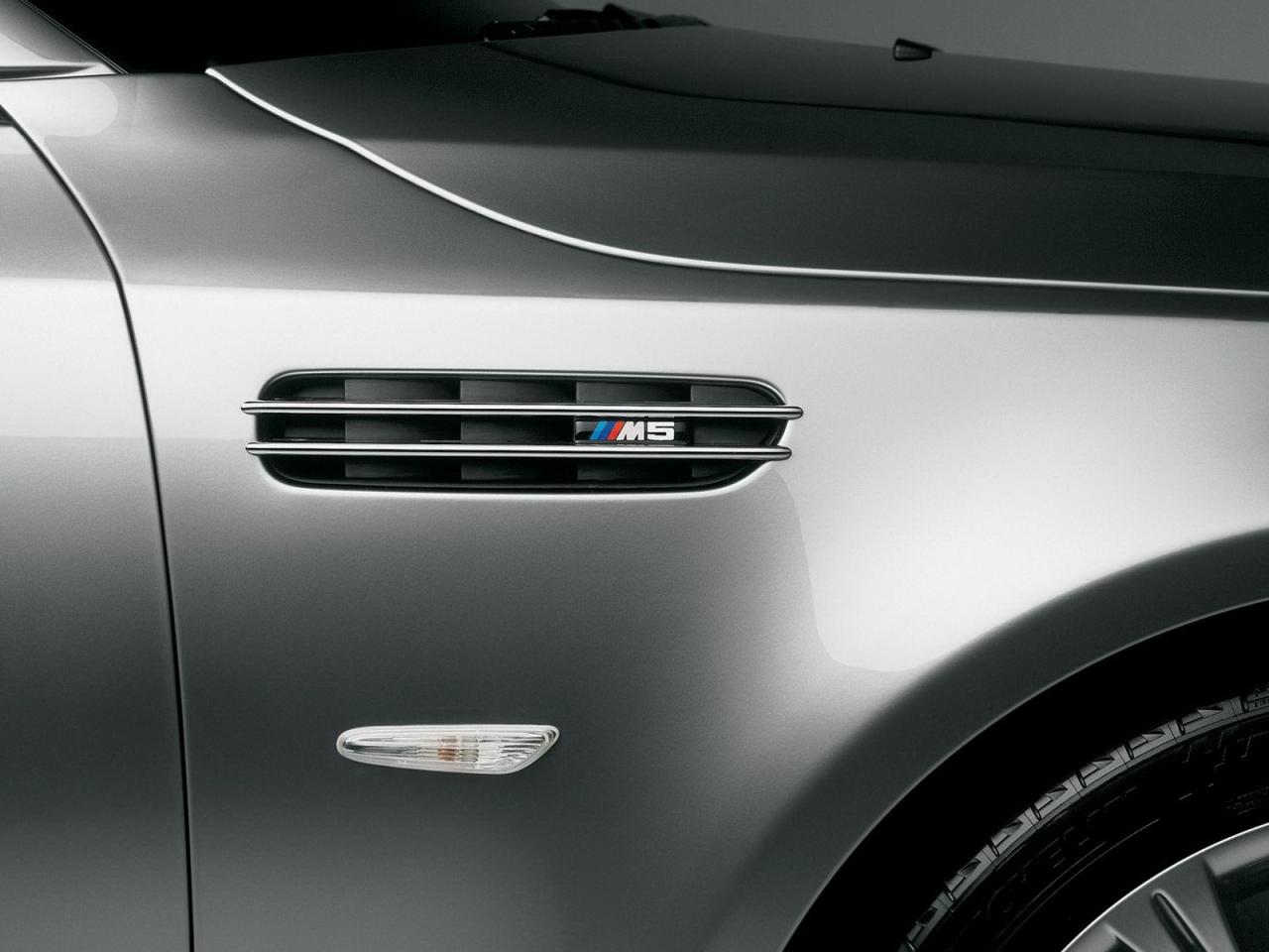 обои BMW M5 Concept вид со стороны эмблемы фото