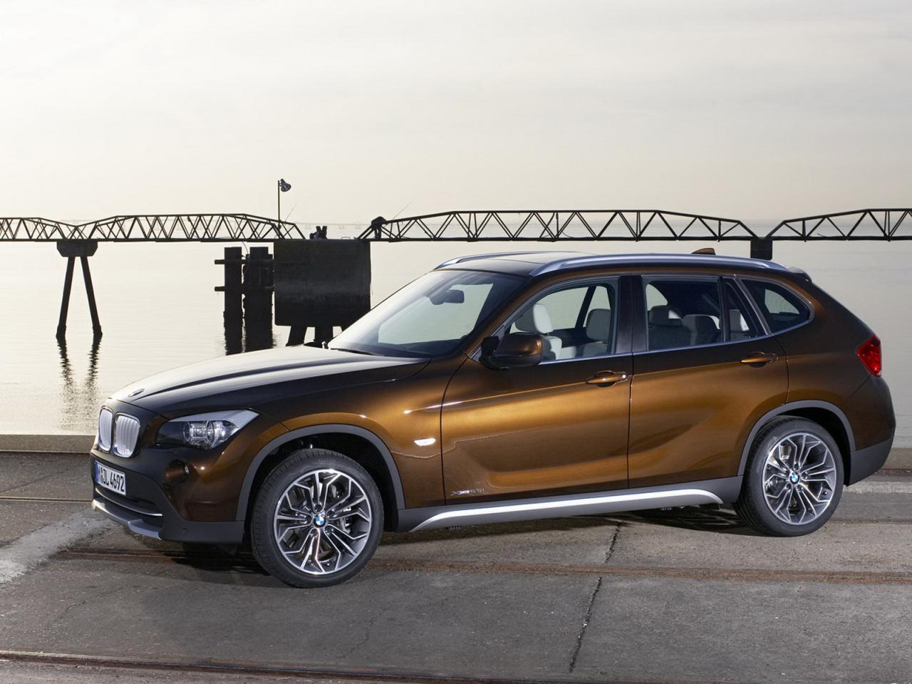 обои BMW X1 вид в пути фото