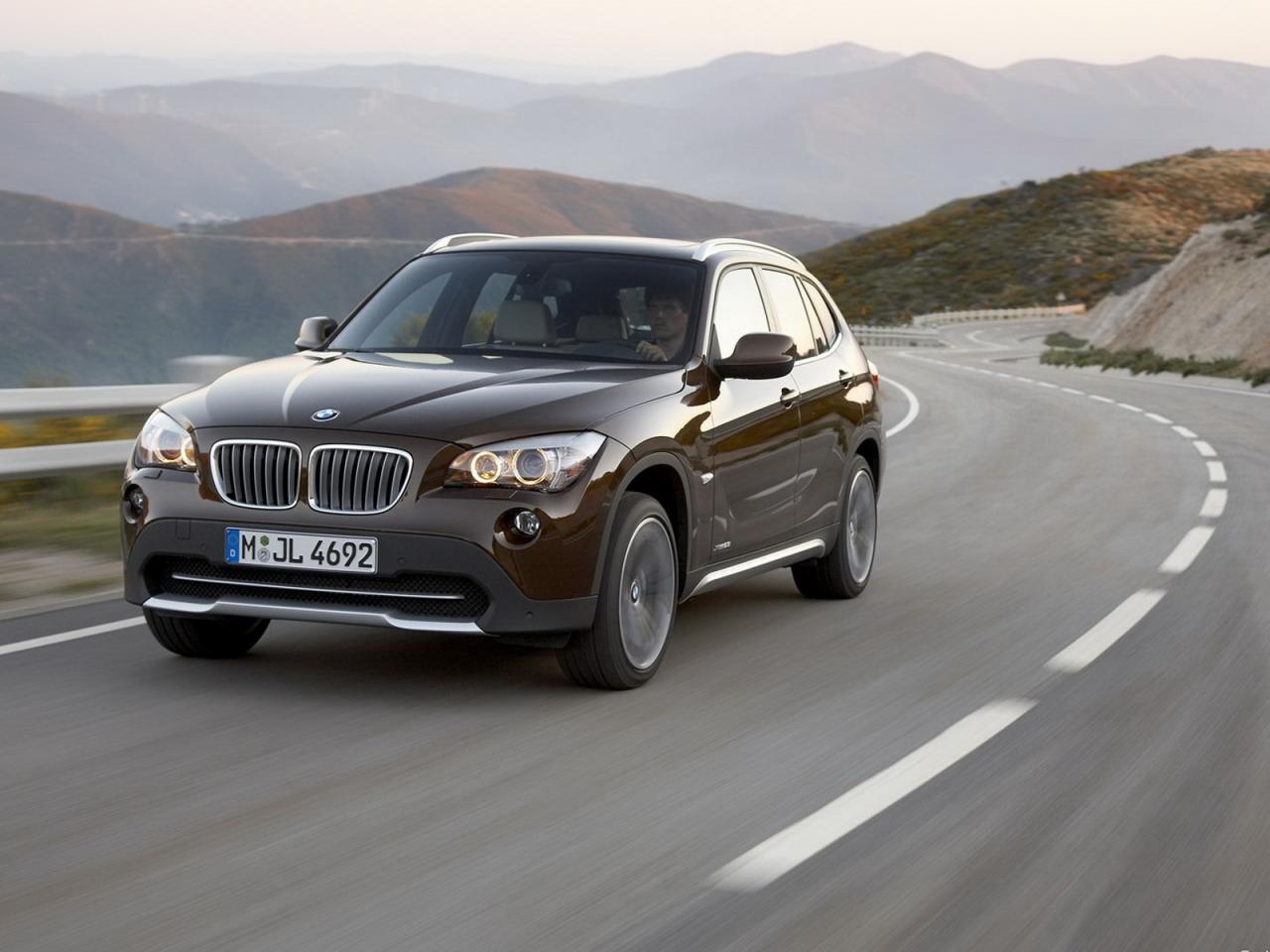 обои BMW X1 вид на трассе фото