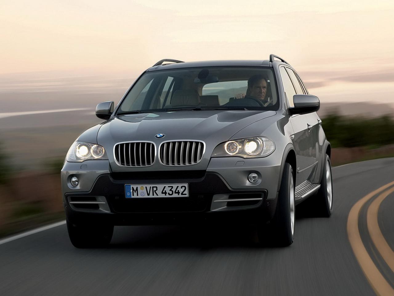 обои BMW X5 вид на трассе фото