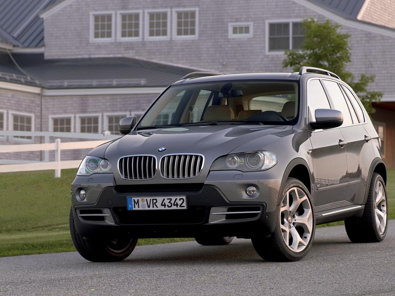 обои BMW X5 вид на фоне сдания фото