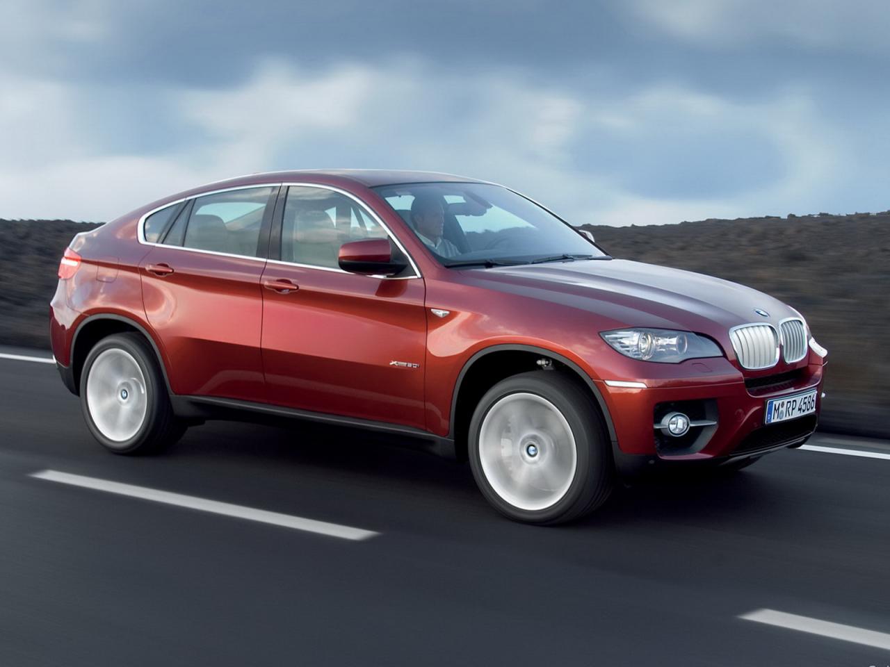 обои BMW X6 вид на трассе под другой проекцией фото