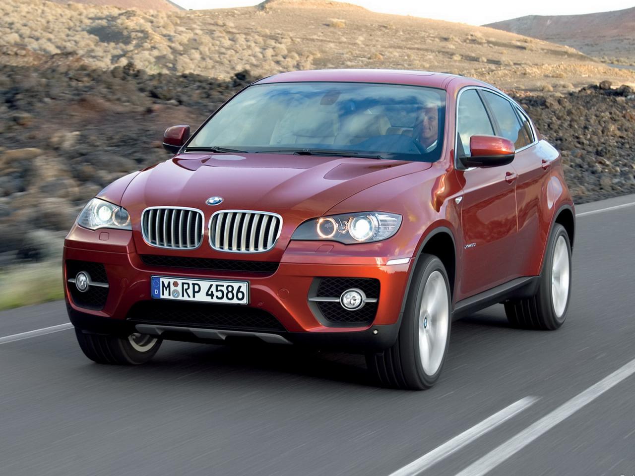 обои BMW X6 вид на трассе с другого угла фото