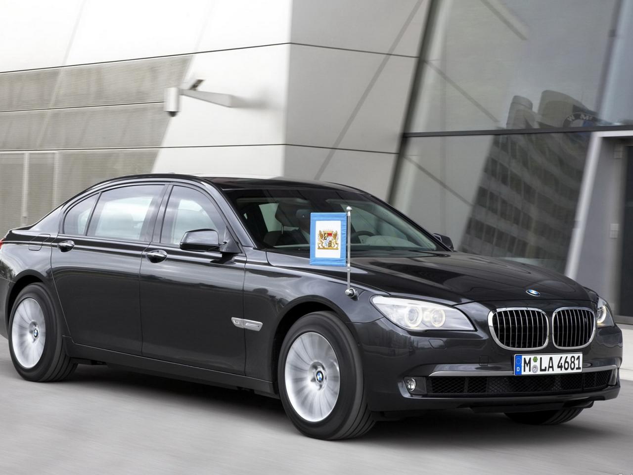 обои BMW_7-secure вид на фоне сдания фото