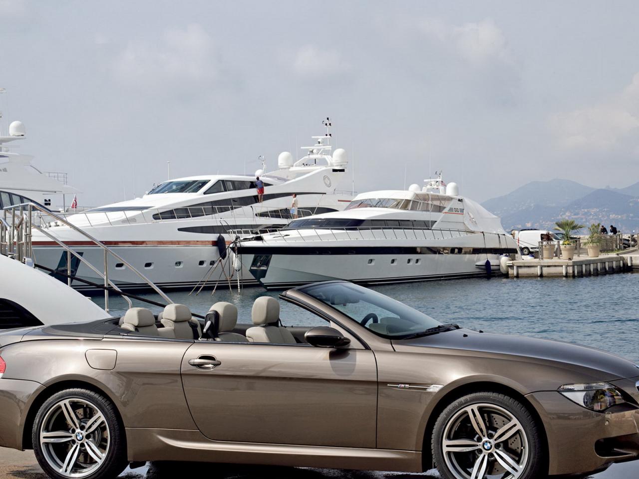 обои BMW_M6-cabrio_вид на фоне катера фото