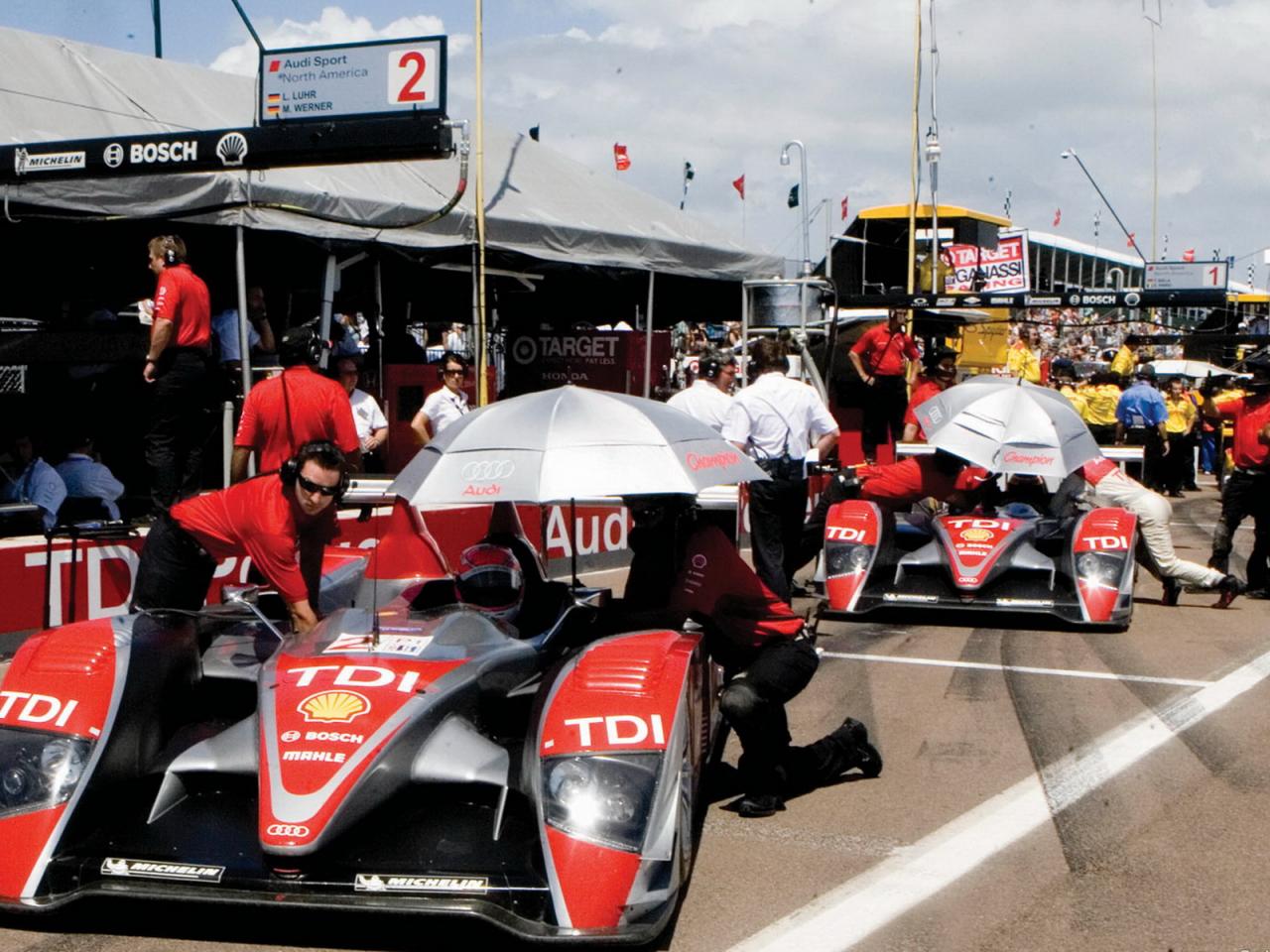 обои Audi R10 TDI вид  на треке под другим ракурсом фото