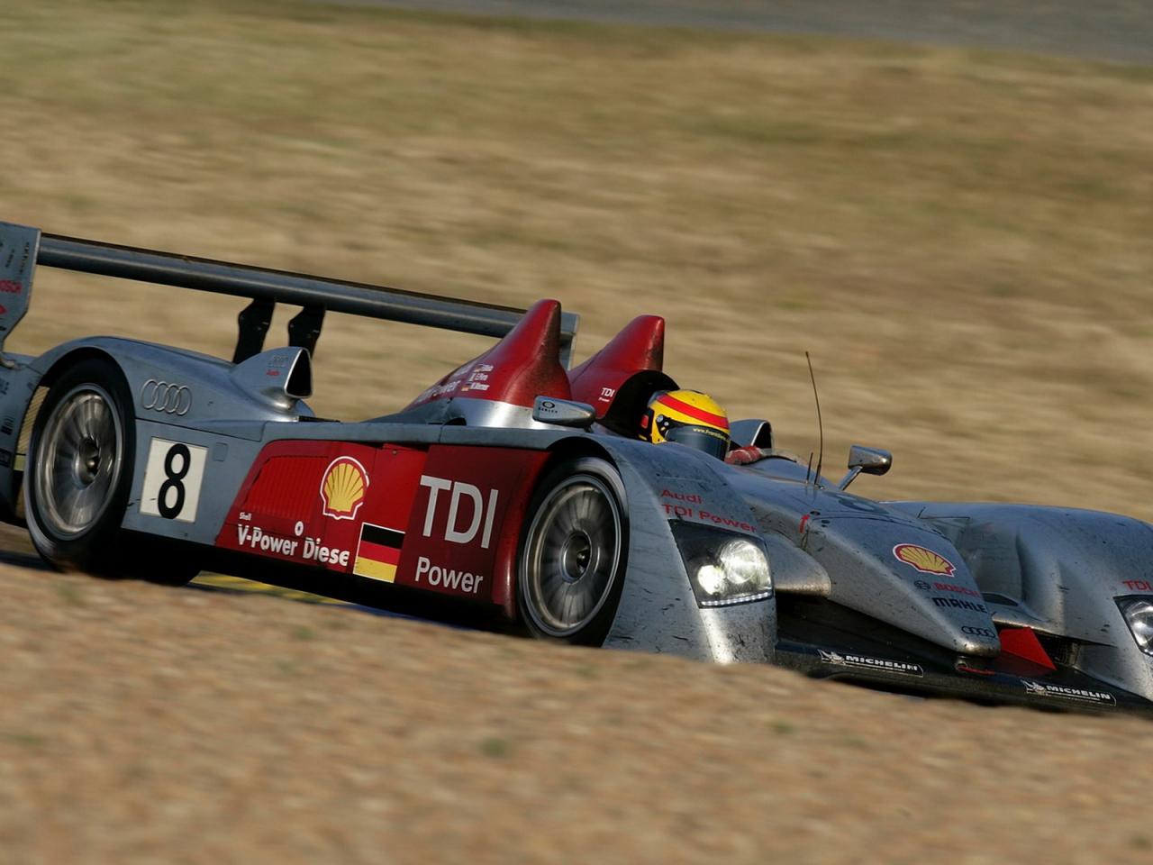 обои Audi R10 TDI вид со стороны света фото