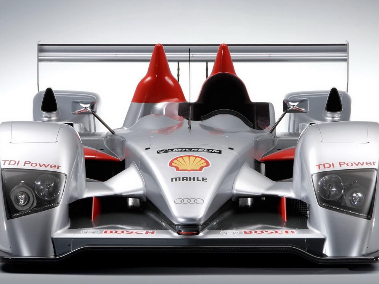 обои Audi R10 вид с другого плана фото