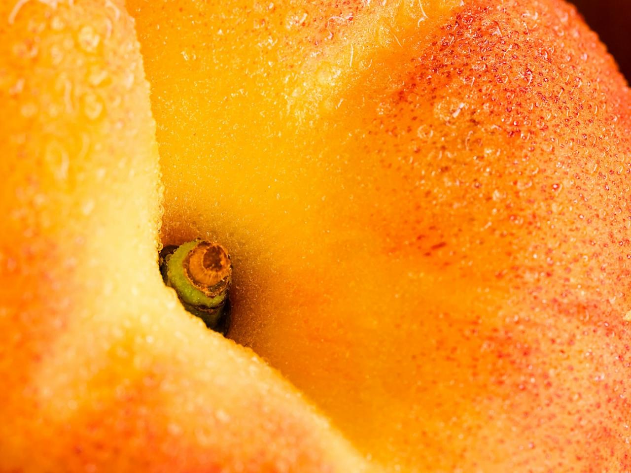 обои Big Ripe Peach Fruit Macro фото