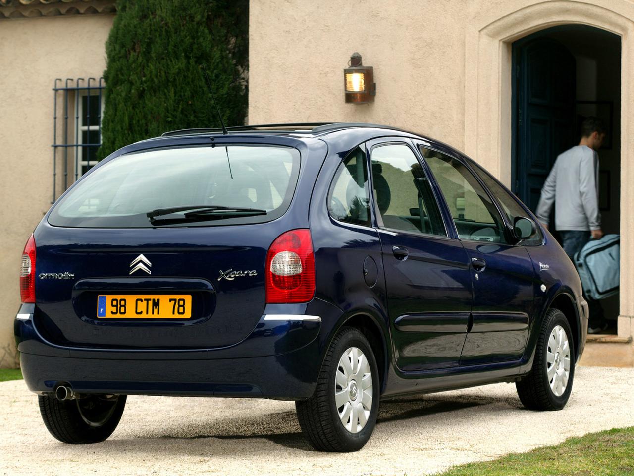 обои Citroёn Xsara Picasso у дома фото