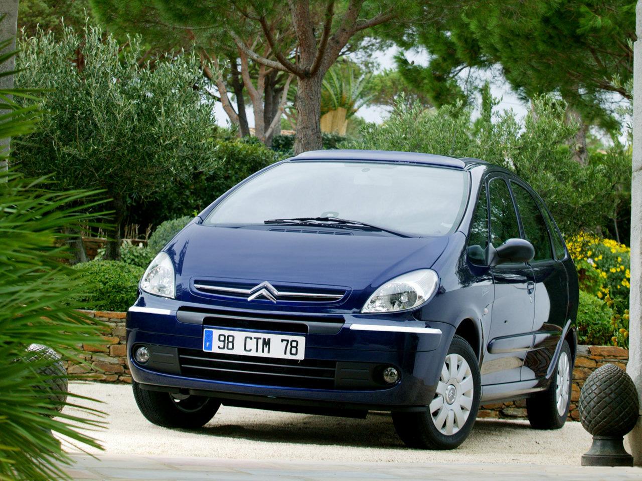 обои Citroёn Xsara Picasso в саду фото