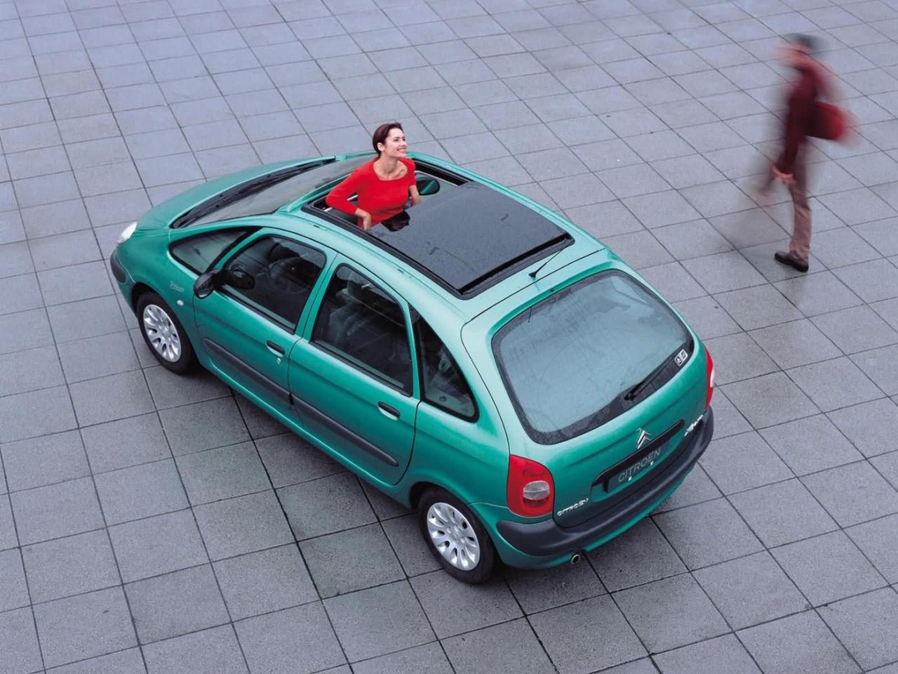 обои Citroёn Xsara Picasso вдевушка улыбаеться фото