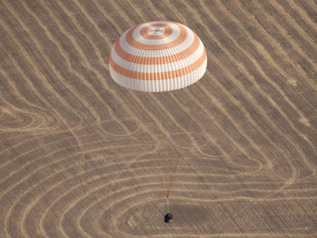 обои ISS Expedition 20 Crew Lands in Kazakhstan фото