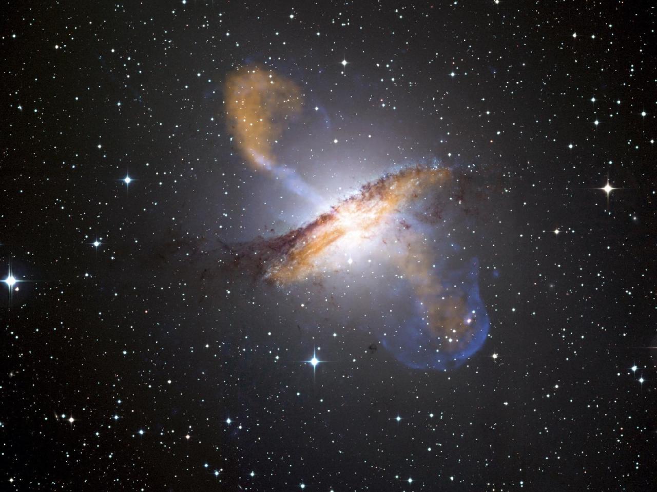 обои A Black Hole Overflows from Galaxy Centaurus A фото