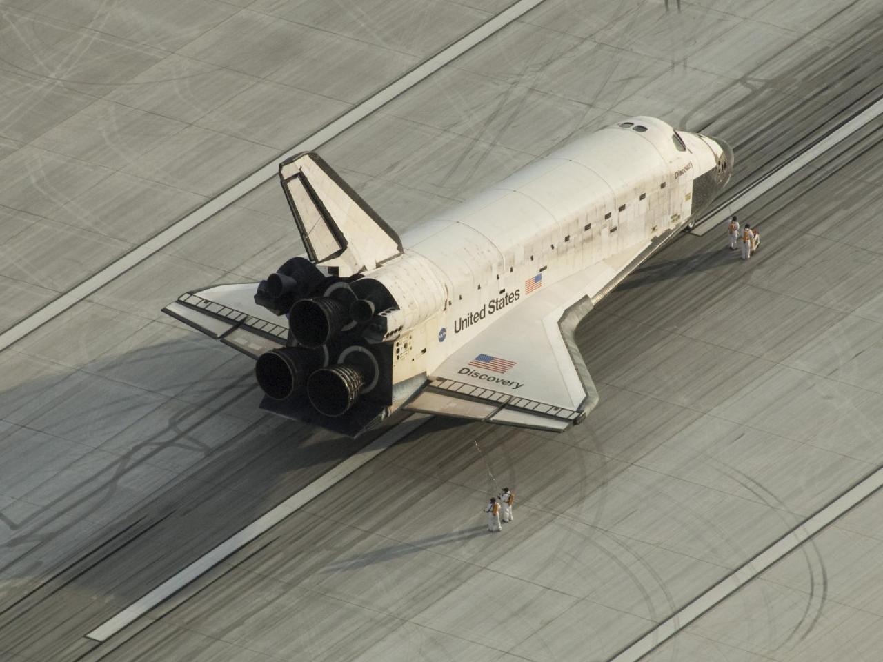 обои Space Shuttle Discovery on the Tarmac фото