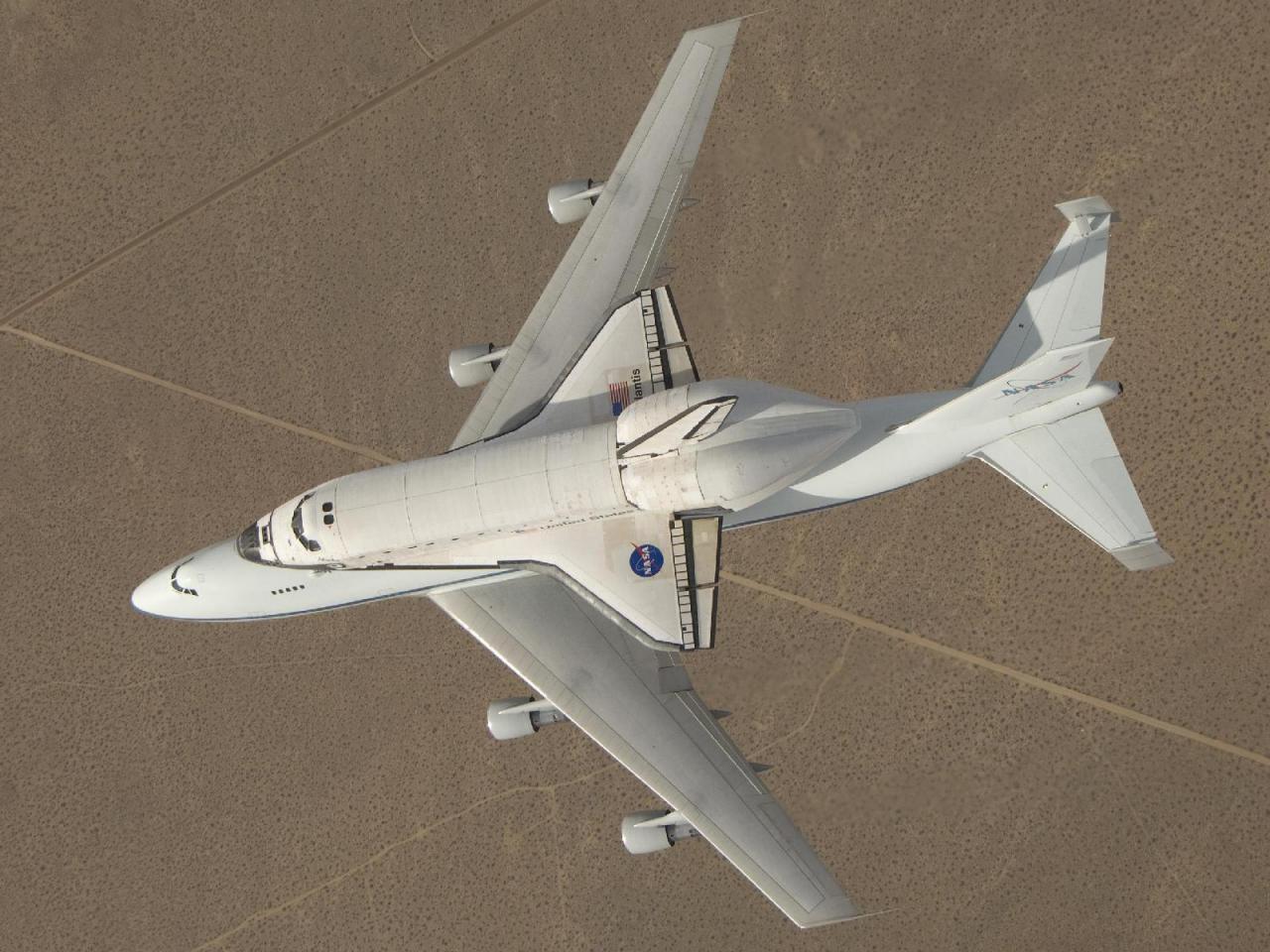 обои Space Shuttle Atlantis Atop NASAs Modified Boeing 747 фото