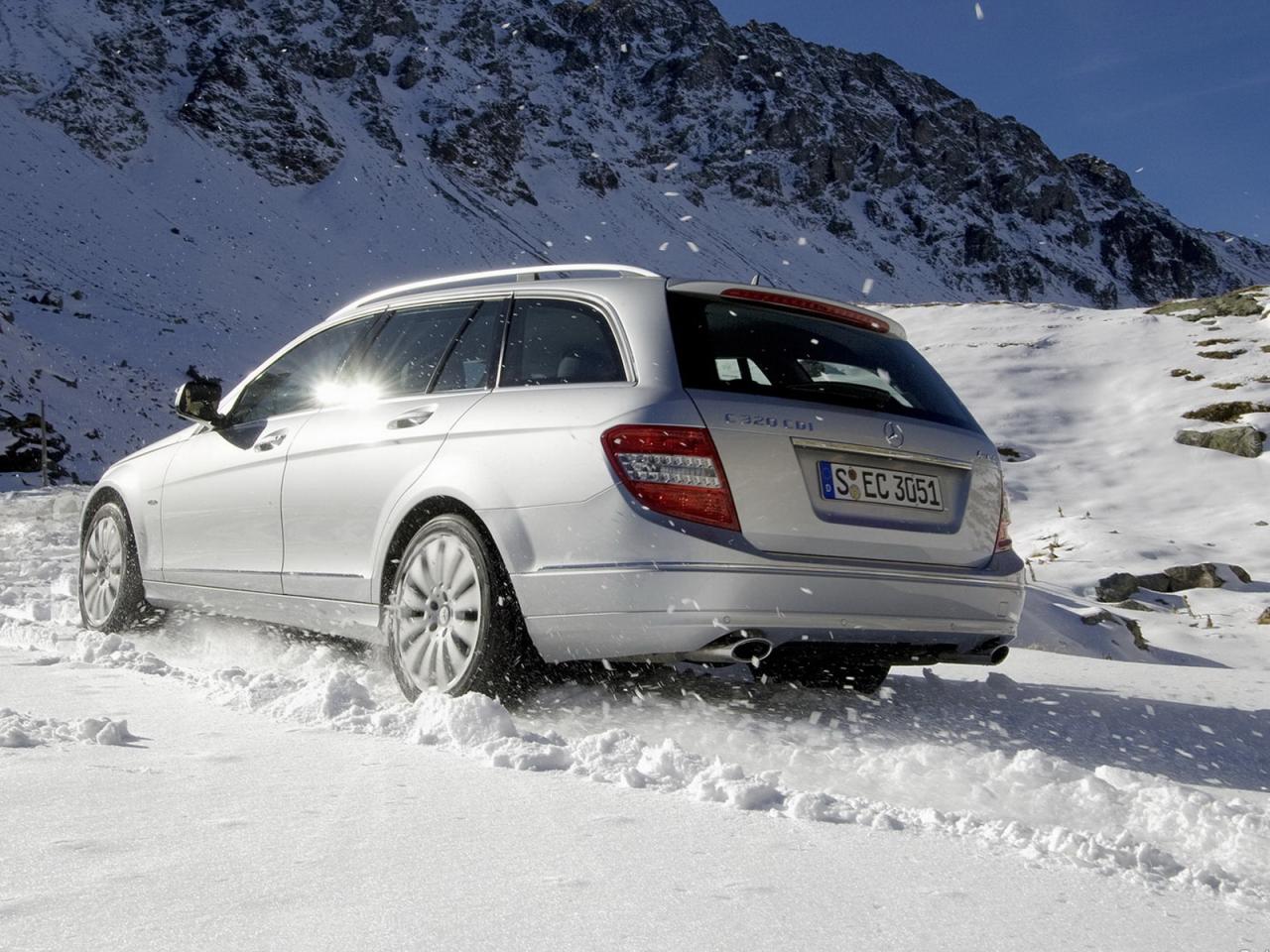 обои Mb C 4 matic  вид с камеры на фоне скал фото