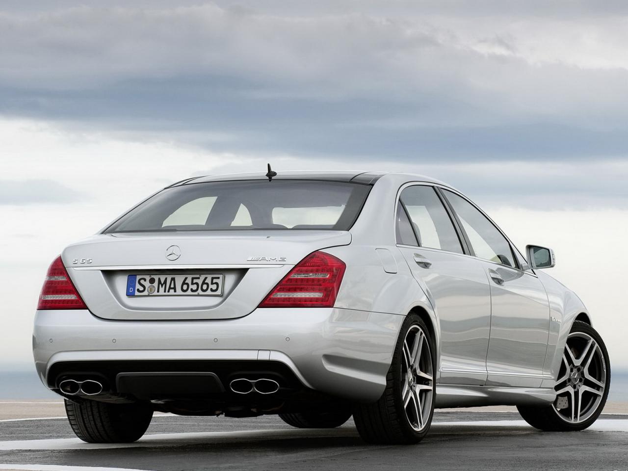 обои MB S 65AMG   вид с камеры на иллюстрированном фоне фото