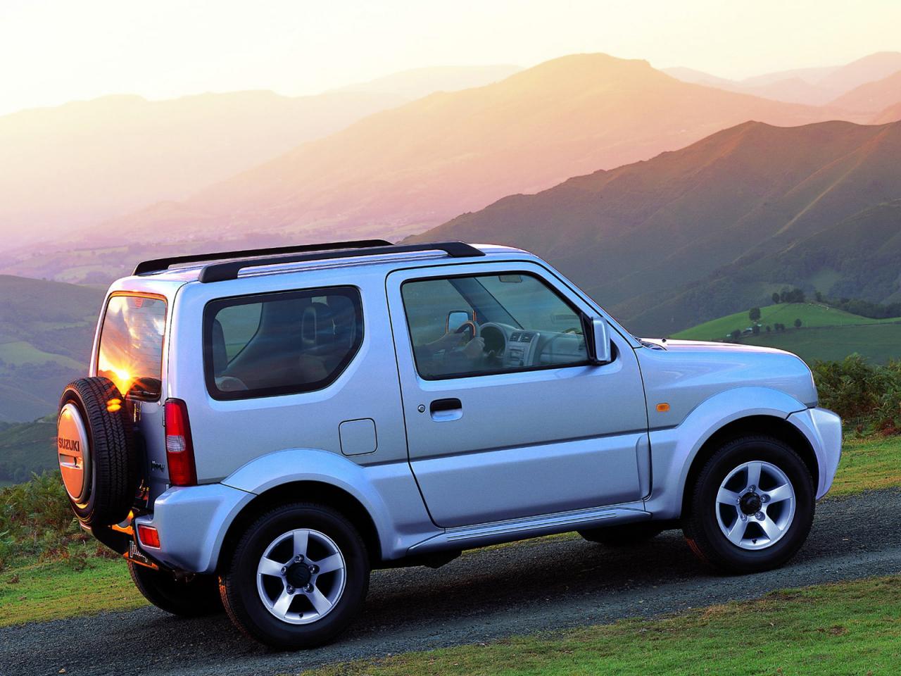 обои Suzuki Jimny в горах фото